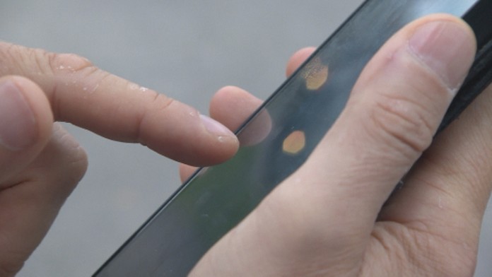 Školáka vydierajú cez internet.