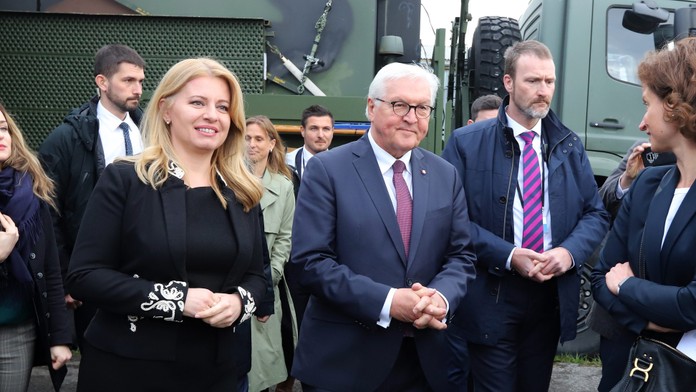 Prezidentka Čaputová a jej nemecký kolega navštívili na Sliači vojakov obsluhujúcich Patriot