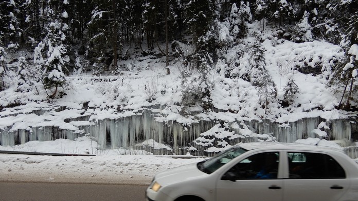 Alexis Sanchez v súboji s Jackom Stephensom.
