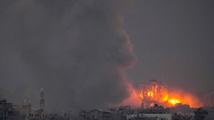 Dym a oheň stúpajú po izraelskom nálete v pásme Gazy.