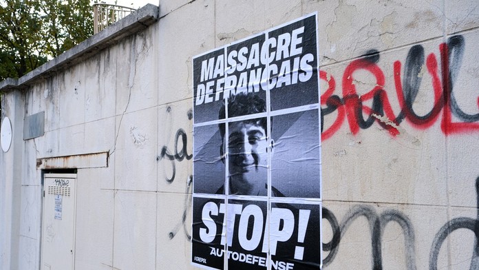 Sme tu, aby sme pobodali bielych ľudí. Prisťahovalecký gang vtrhol na oslavu vo Francúzsku a rozpútal teror