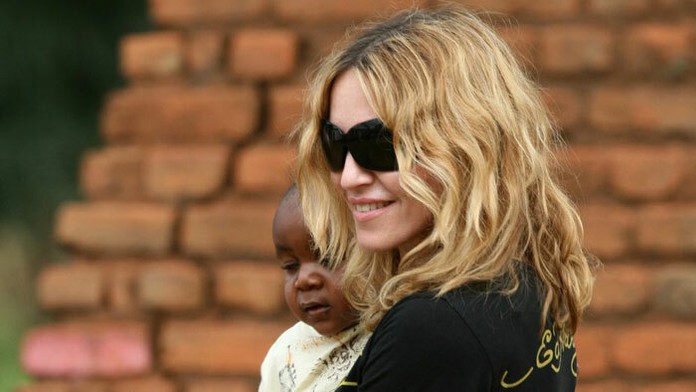 Madonna na návšteve sirotinca v Malawi