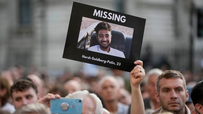 Demonštrant drží fotografiu nezvestnej osoby po víkendovom útoku militantov z hnutia Hamas na Izrael v Londýne.