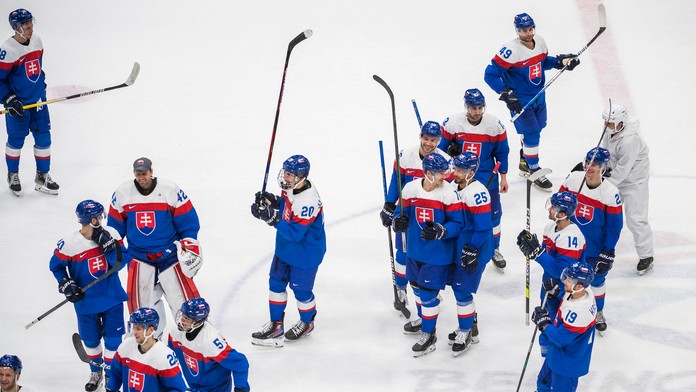 Hokejisti Slovenska sa tešia z výhry nad Lotyšskom na ZOH 2022.