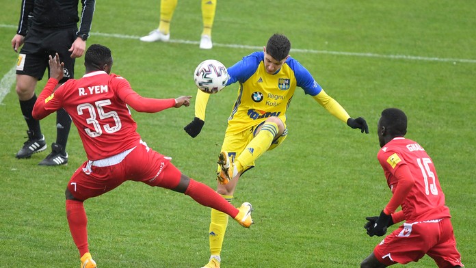 Ruben Yem v zápase Slovnaft cupu v drese AS Trenčín.