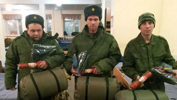 VIDEO: Mobilizovaní Rusi ukázali dary od armády. Nechýba saláma či maska na paintball