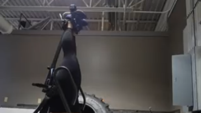 VIDEO: Žena v posilňovni uviazla dole hlavou. Pomoc si privolala smart hodinkami