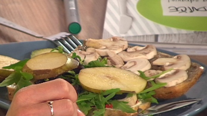 Sendvič s hruškami a šampiňónmi.