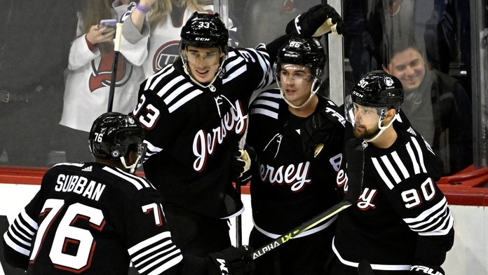 Na snímke vpravo slovenský útočník Devils Tomáš Tatar oslavuje gól spoluhráča Jacka Hughesa (druhý sprava).