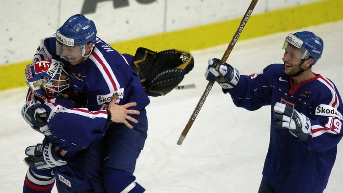 Ján Lašák inkasuje gól od Čecha Martina Procházku vo finále MS 2000.