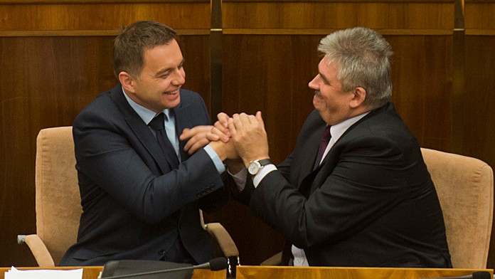 Minister financií Peter Kažimír a minister práce Ján Richter po schválení rozpočtu.