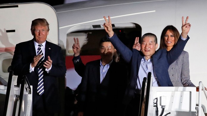 Prepustených väzňov po príchode do USA privítal Donald Trump s Melaniou. 