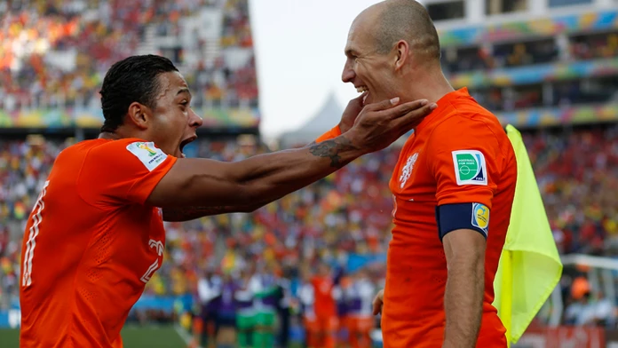 Holandskí hráči Memphis Depay (vľavo) s Arjenom Robbenom na MS 2014.