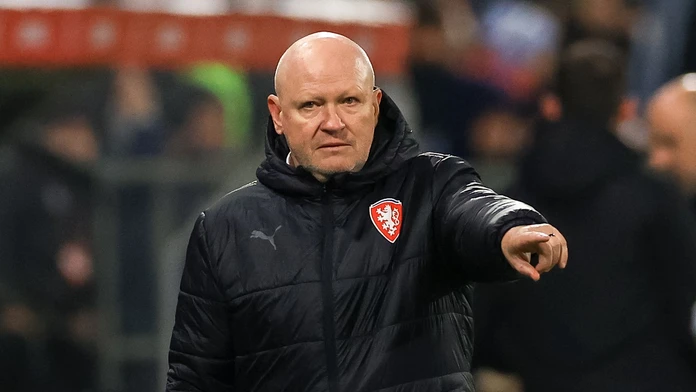 Zahanbujúcu prehru na Faerských ostrovoch neustál. Tréner Ivan Hašek skončil na lavičke Česka