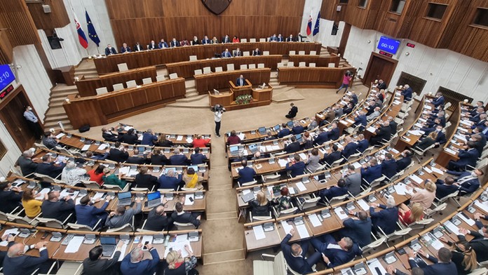 Poslanci NR SR počas rokovania.