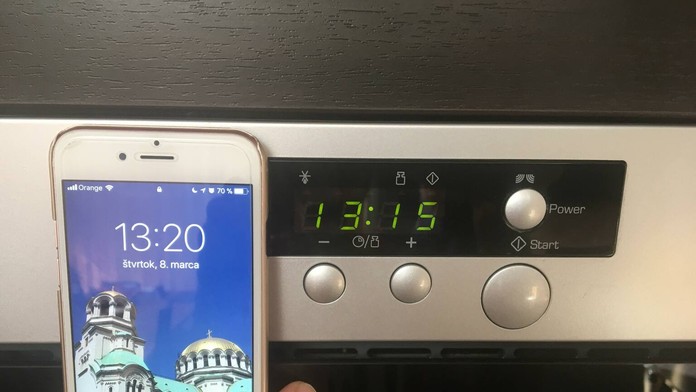 Dvaja kohúti na jednom smetisku Pobili sa priamo pred deťmi.mp4