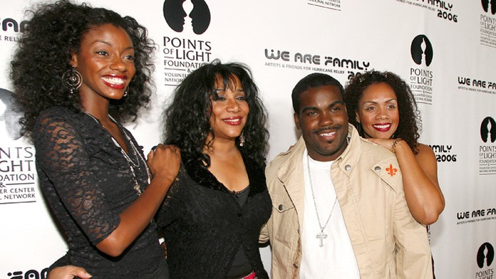 Joni Sledge na archívnej snímke z augusta 2006 (druhá zľava).