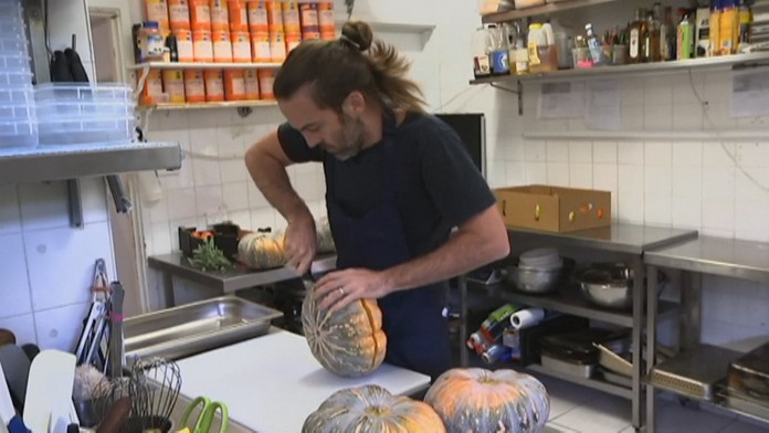 V kuchyni tejto firmy pracujú len muži a ide im to od ruky.