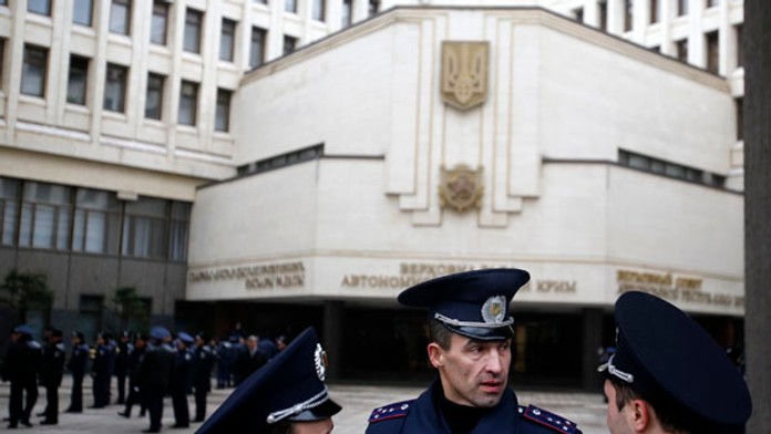 Vládne budovy na Kryme údajne obsadili ozbrojenci v uniformách 