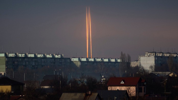 Rusi útočia na Ukrajinu.