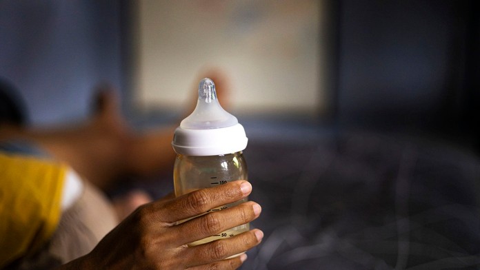 Otrasný prípad krkavčej matky. Synovi do fľašky s mliekom naliala alkohol, za vraždu jej hrozí výnimočný trest