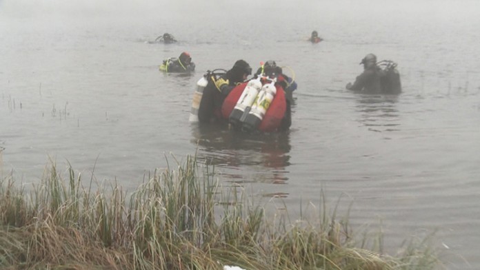 Potápači v poriadnej zime čistili plesá. 