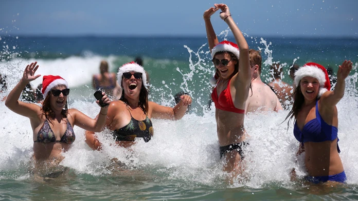 Marlies Noordeloos (NL) Lisa van de Velde (Belg.), Charlotte Trotter (VB) a Viktoria Sardarian (Litva) na Vianoce na Bondi Beach