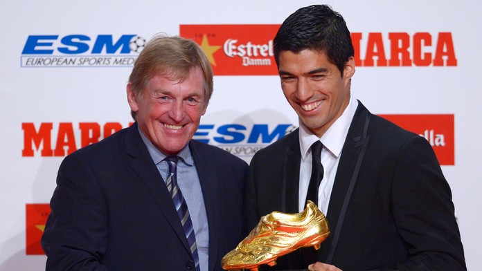 Bývalý škótsky futbalový reprezentant Kenny Dalglish (vľavo) gratuluje hráčovi FC Barcelona, Uruguajčanovi Luisovi Suarezovi.