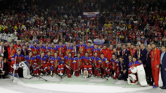 Ruskí hráči pózujú s trofejou po triumfe v zápase o bronz na MS 2017 proti Fínsku.