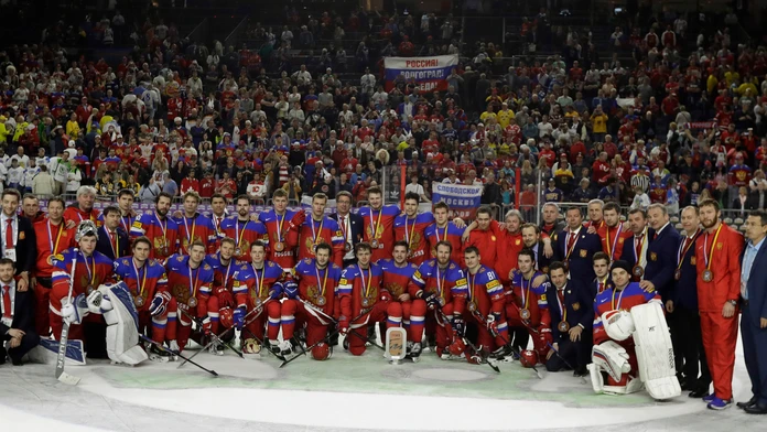 Ruskí hráči pózujú s trofejou po triumfe v zápase o bronz na MS 2017 proti Fínsku.