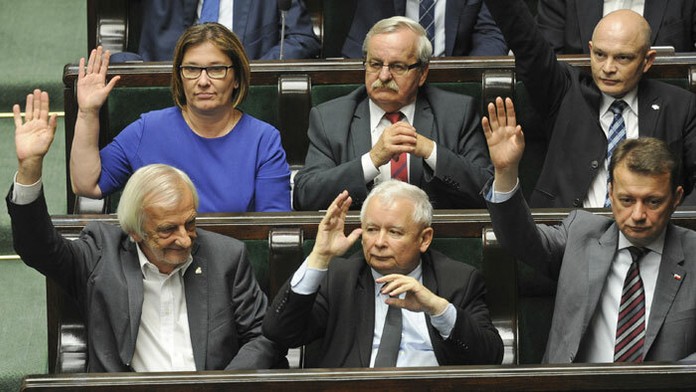 Poslanci poľského Sejmu schválili kontroverznú reformu justície