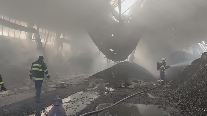 V Trebišove stále tlie obrovský hangár. Pri požiari plastov unikli do ovzdušia škodlivé splodiny