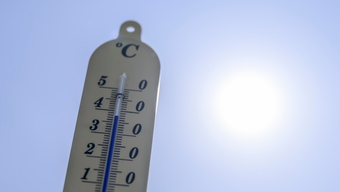Na snímke teplomer ukazuje 37 stupňov Celzia v Bratislave.