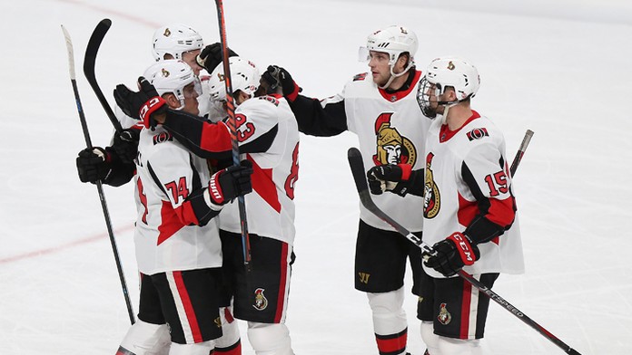 Slovenský hokejový obranca Christián Jaroš z Ottawy Senators sa teší z gólu.