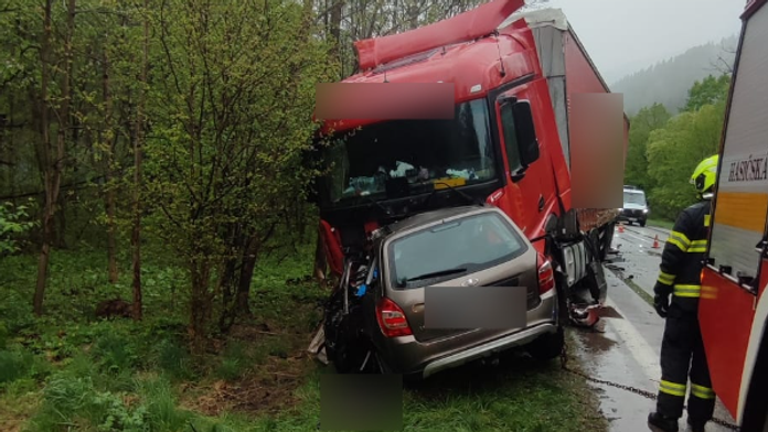 Auto po zrážke s kamiónom pri Bielom Potoku.