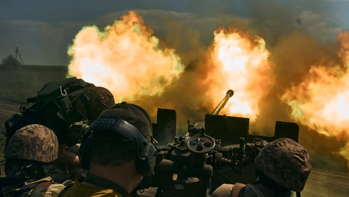 Dym po streľbe z ukrajinského dela neďaleko mesta Bachmut.