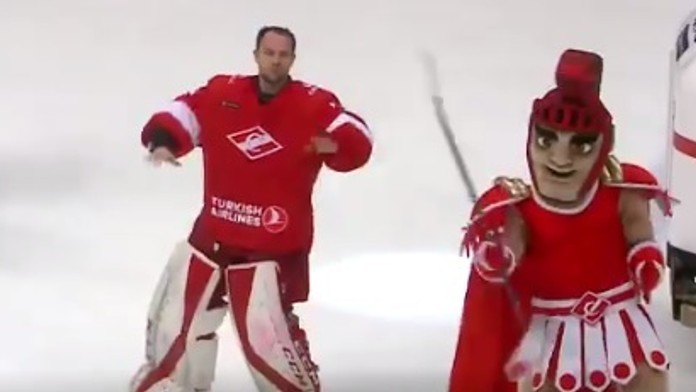 Július Hudáček (vľavo) počas svojej šou.