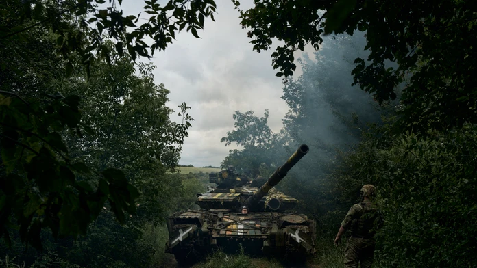 Ukrajinský tank jazdí na fronte pri meste Bachmut na východe Ukrajiny.