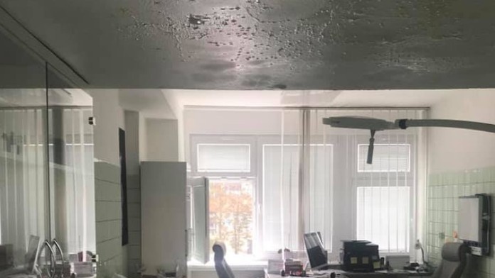 Spevákovi pomohli so zaväzovaním šnúrok