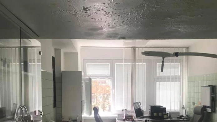 Spevákovi pomohli so zaväzovaním šnúrok