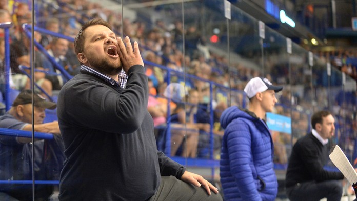 Tréner Popradu Petr Jonák v 1. kole hokejovej Tipsport Ligy HC Košice – HK Poprad.