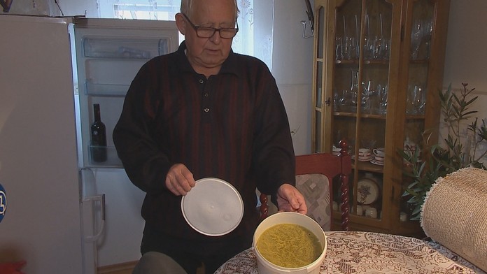 Otec ukazuje, čo z konope vyrábal jeho syn.