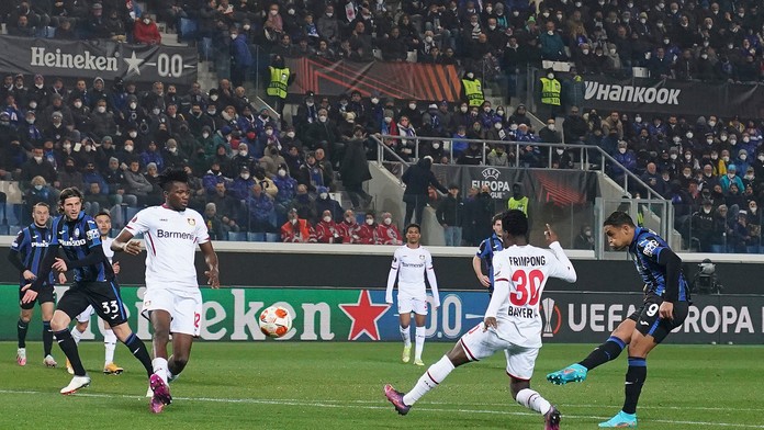 Diváci v Bergame videli v osemfinále Európskej ligy gólovú prestrelku. Barcelona nečakane zakopla