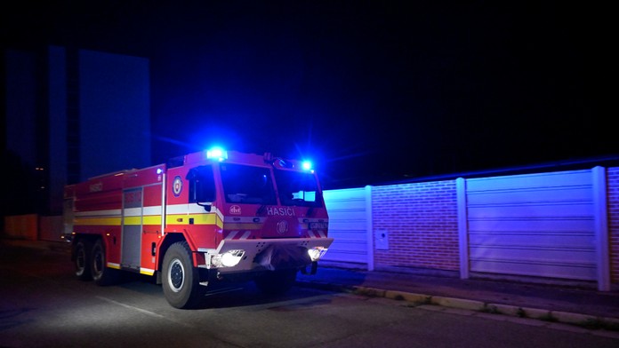 V obci Pusté Pole horel rodinný dom, požiar sa rozšíril aj na okolité stavby