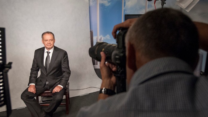 Fotoreportér TASR Pavel Neubauer (v popredí) počas fotenia oficiálného portrétu prezidenta Andreja Kisku.