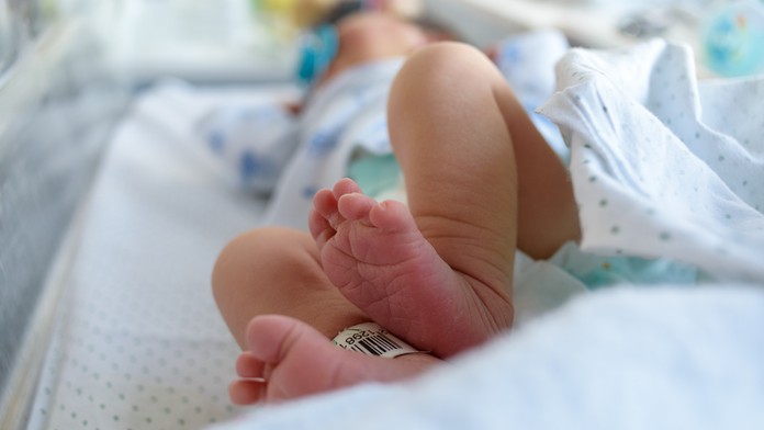 Žena až do pôrodu netušila, že je tehotná. Kontrakcie si zamenila za bolesti z pokazeného jedla