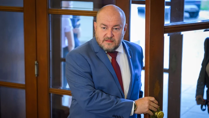 Na SFZ sa valí ďalšia kauza. Zriaďujú call centrum? Pýta sa minister Huliak