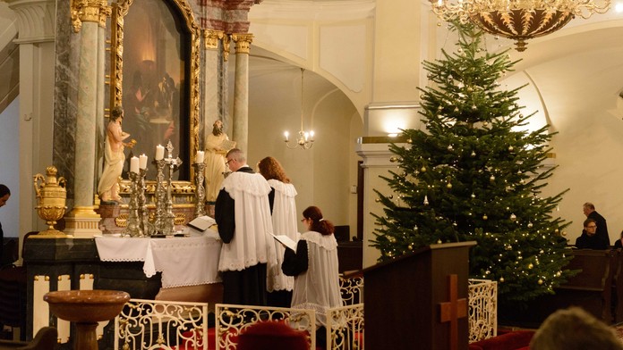 Kresťania slávia jeden z najväčších sviatkov. Počas dňa si pripomínajú udalosti v Betleheme