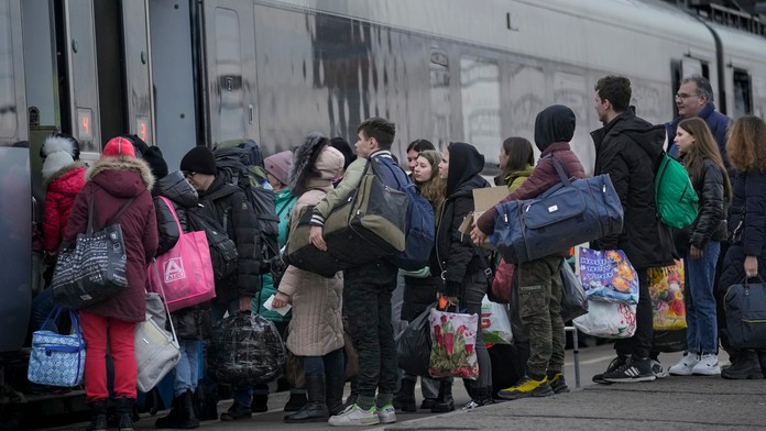 Ľudia nastupujú na vlak do Kyjeva v meste Kramatorsk v Doneckej oblasti na Ukrajine.