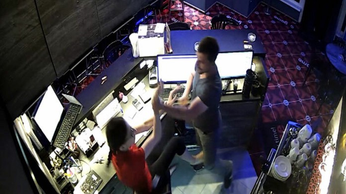 Muž prepadol krupiérku